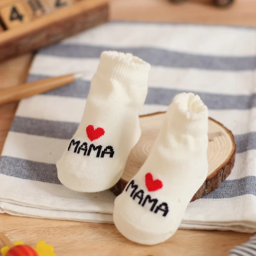 Chaussettes nouveau-né en coton – Pack 2 paires “J’aime Maman / Papa”