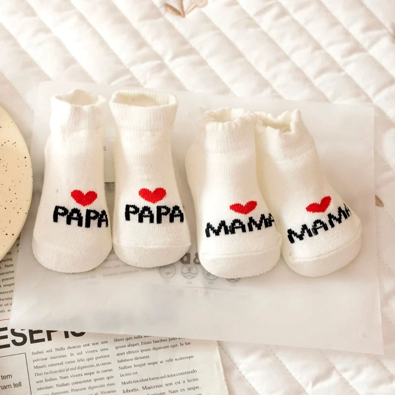 Chaussettes nouveau-né en coton – Pack 2 paires “J’aime Maman / Papa”